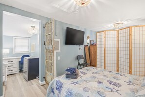 3 bedrooms, desk, travel cot, free WiFi - House of Zen - Walk to the beach, Huge fenced back yard, Outdoor shower! (Oak Island)