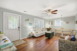 Smart TV - House of Zen - Walk to the beach, Huge fenced back yard, Outdoor shower! (Oak Island)