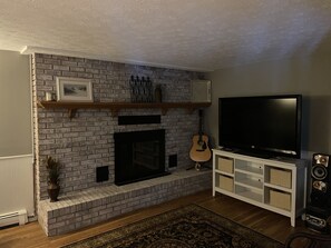 Smart-TV, Kamin, Bücher