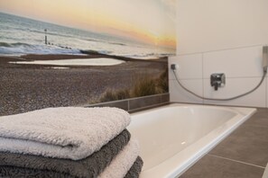 Badewanne, Haartrockner, Handtücher, Seife