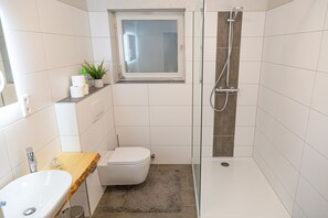 Badewanne, Haartrockner, Handtücher, Seife