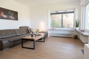 Smart-TV, Tischtennisplatte, Bücher, Musikbibliothek