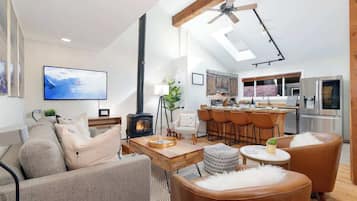 Smart-tv, een open haard en een stereo