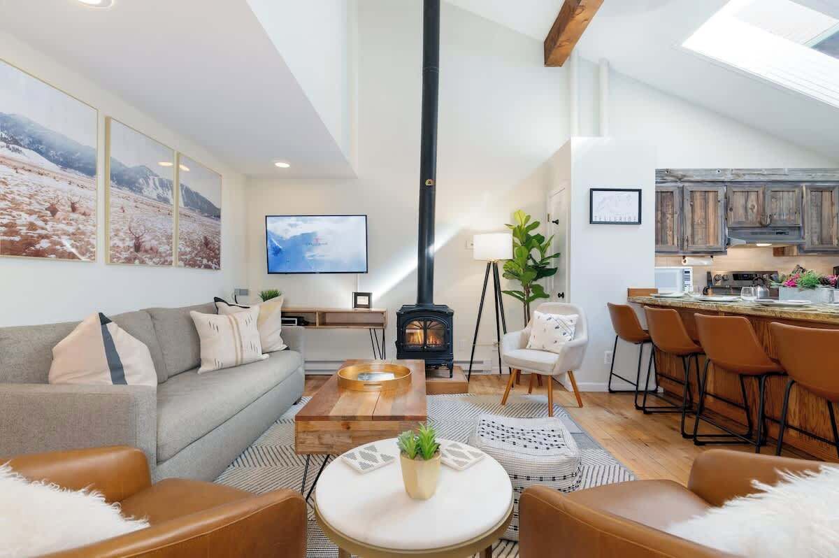 Smart-TV, Kamin, Stereoanlage