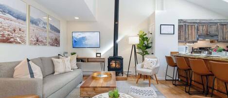 Smart-TV, Kamin, Stereoanlage