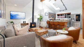 Smart TV, fireplace, stereo