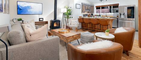 Smart TV, chimenea y estéreo