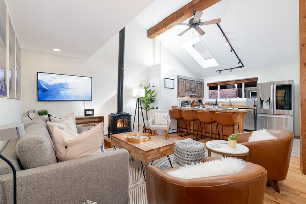 Smart TV, chimenea y estéreo 