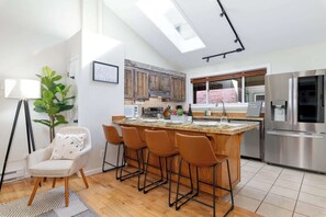 Fridge, microwave, oven, stovetop - Mainstreet Telluride *Family Friendly* Townhome (Telluride)