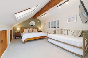 2 bedrooms, iron/ironing board, travel cot, free WiFi