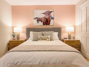 2 chambres, fer et planche à repasser, lit de bébé portatif