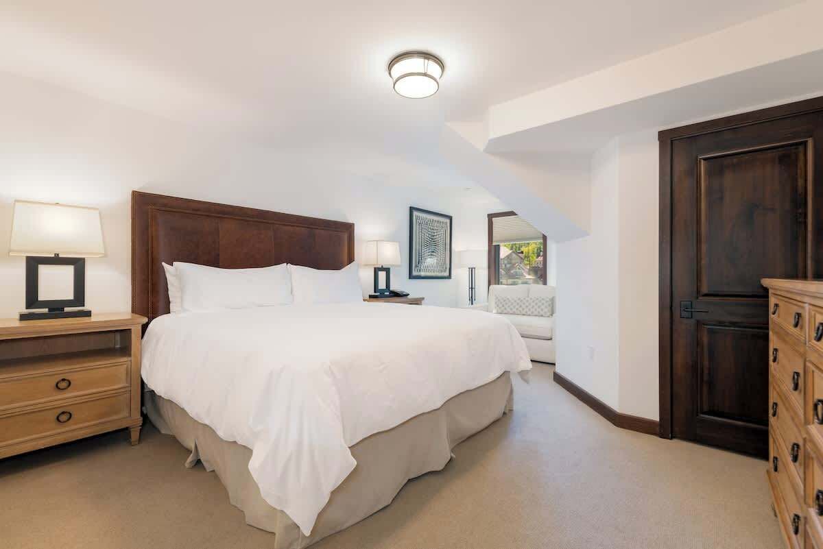 1 間睡房、房內夾萬、書桌、熨斗/熨衫板