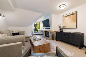 Smart TV, chimenea, futbolito y tenis de mesa