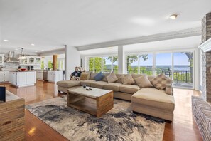 Älytelevisio, takka, pöytätennispöytä