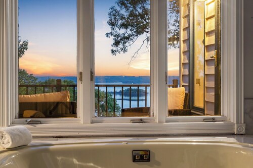 Best Table Rock Lake View_Private Outdoor Pool & Hot Tub_Karaoke/Games-2 Kitchens_Pvt Yard