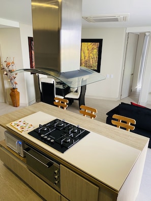 Mikrowelle, Ofen, Herdplatte, Wasserkocher mit Kaffee-/Teezubehör