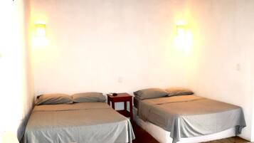 Muebles diferentes, escritorio, wifi gratis y ropa de cama