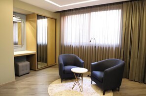 Balcony Junior King | 高級寢具、羽絨被、房內夾萬、手提電腦工作空間