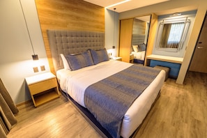 Deluxe kamer | Luxe beddengoed, donsdekens, een kluis op de kamer, een laptopwerkplek