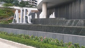 Un bâtiment moderne sur lequel le mot « AIR » est clairement visible, inscrit en grand sur les marches.
