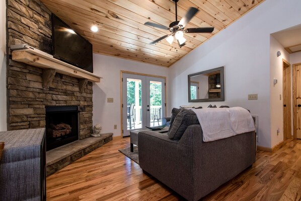 Smart-TV, Kamin, DVD-Player