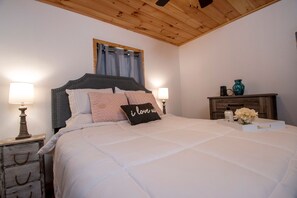 2 室のベッドルーム、セーフティボックス (室内)、デスク、アイロン / アイロン台