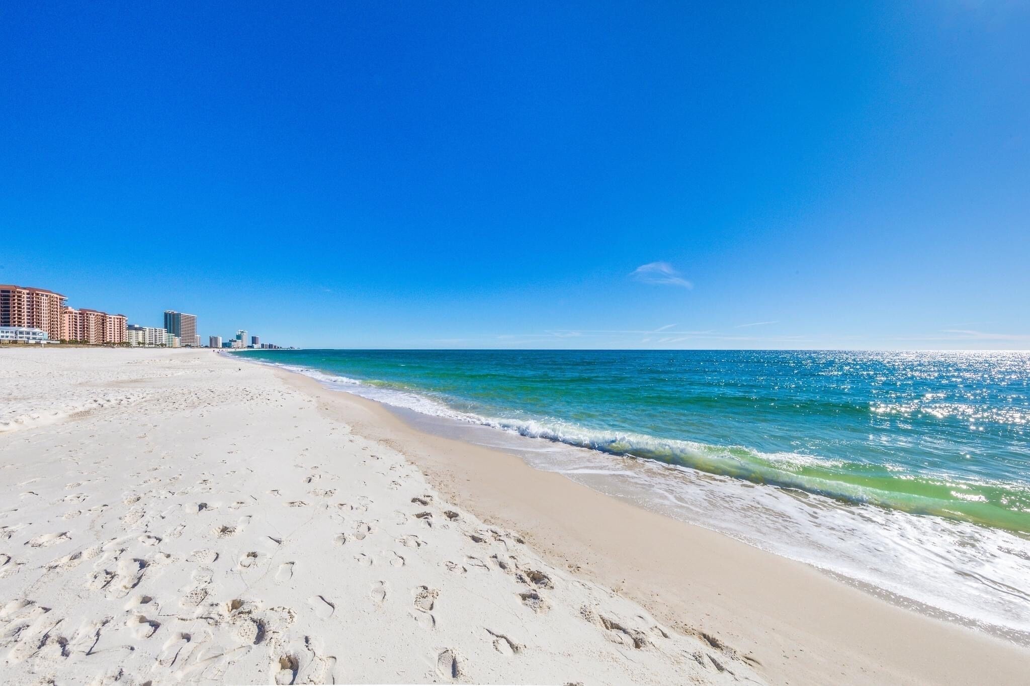 Nær stranden og solsenger