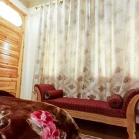 Tabla de planchar con plancha, wifi gratis y ropa de cama 