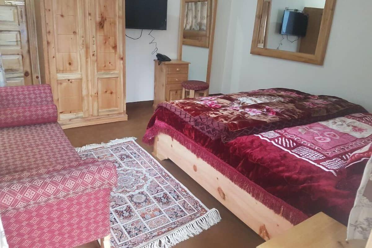 Iron/ironing board, free WiFi, bed sheets
