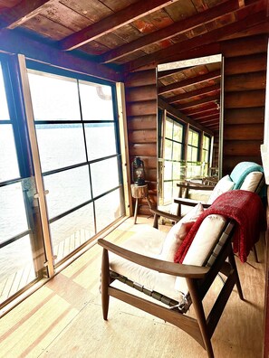 Téléviseur connecté, foyer, livres, sélection de musique