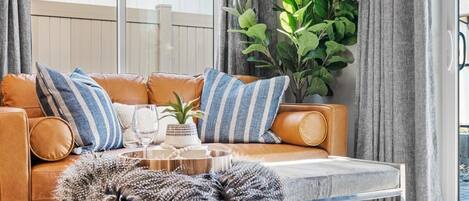 Smart TV, caminetto, impianto stereo, studio