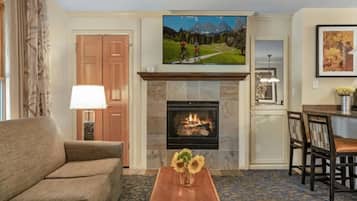 Televisio, takka, pöytätennispöytä