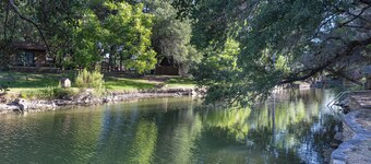 4-bedroom Lakehouse with boat dock