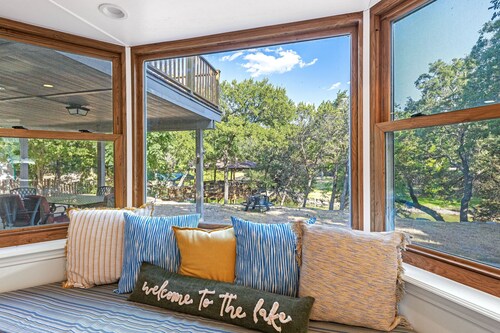 4-bedroom Lakehouse with boat dock