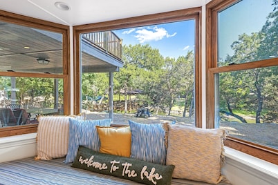4-bedroom Lakehouse with boat dock