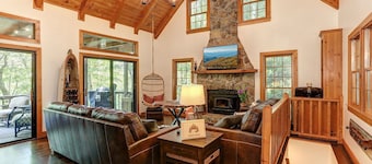 Hidden Haven - Steamy Hot Tub, Wifi, Pet-friendly