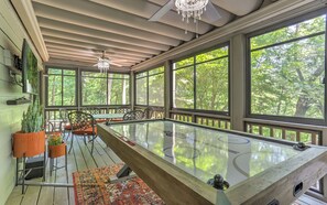 Games room - Hidden Haven - Steamy Hot Tub, Wifi, Pet-friendly (Jasper)