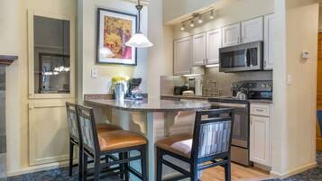 Fridge, microwave, stovetop, dishwasher