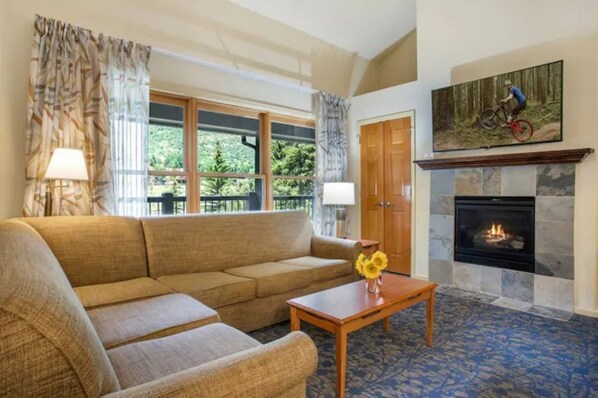 Televisio, takka, pöytätennispöytä