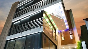 Ein mehrgeschossiges Gebäude mit modernem Design, ausgestattet mit großen Fenstern und einer Treppe mit Metallgeländern.