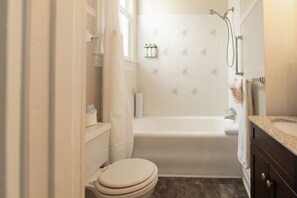 Hair dryer, towels - Captain’s Quarters Inn Downtown Edenton, King Bed 1st Floor (Edenton)