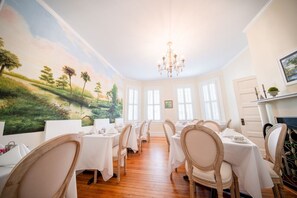 Dining - Private Queen Suite • 1st Floor • Bed & Breakfast Historic Downtown Edenton (Edenton)