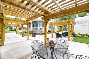 Outdoor dining - Private Queen Suite • 1st Floor • Bed & Breakfast Historic Downtown Edenton (Edenton)
