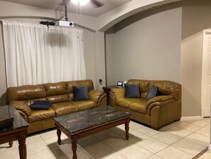 Smart TV, video games, foosball, books - BIG, Clean, Disney Themed House, 3 miles from Disney. (Kissimmee)