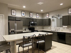 Frigorifero, microonde, forno, piano cottura