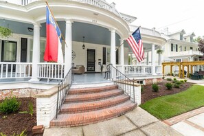 Exterior - Private King Suite • 2nd Floor • Historic Edenton Bed & Breakfast Downtown (Edenton)