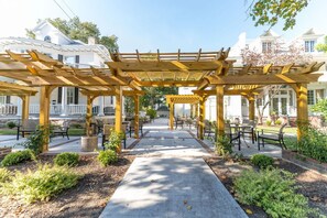 Outdoor dining - Private King Suite • 2nd Floor • Historic Edenton Bed & Breakfast Downtown (Edenton)