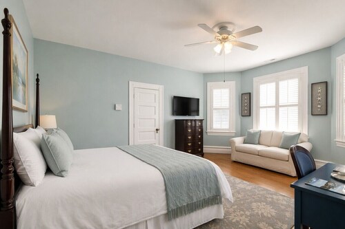 Captain’s Quarters Inn Downtown Edenton • King Bed 2nd Floor