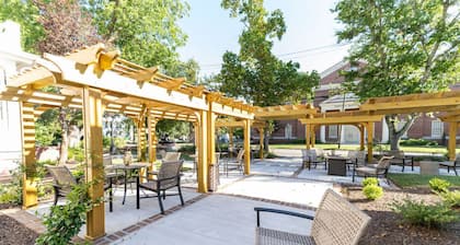 Old world charm downtown Edenton near the harbor, with homemade breakfast daily