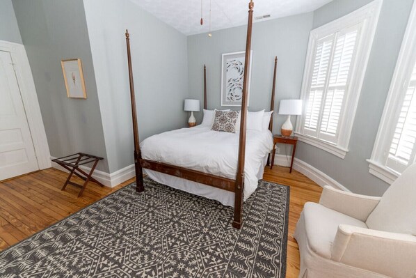 Iron/ironing board, free WiFi, bed sheets